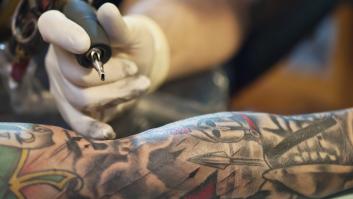 El vídeo de una mujer de 90 años tatuándose que lleva casi un millón de reproducciones