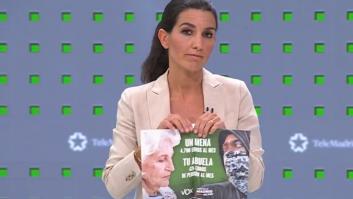 Rocío Monasterio rompe en directo el cartel de su polémica campaña contra los menas