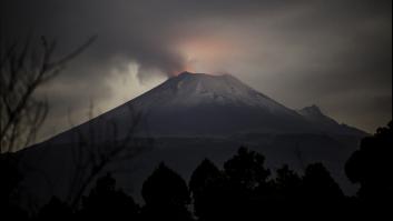 Las cenizas del volcán Popocatépetl provocan la suspensión de todo el tráfico aéreo en Ciudad de México