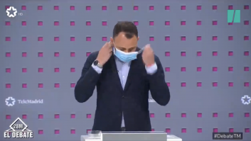 El candidato de Podemos aparece con una mascarilla, se la quita y suelta todo esto de Almeida