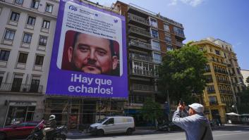 La lona de Podemos con la foto del hermano de Ayuso seguirá colgada en el barrio de Salamanca