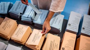 Un votante introduce tres sobres en la urna y esto es lo que se ha decidido hacer