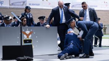Biden, otra vez al suelo: se cae en mitad de un acto militar y necesita ayuda para incorporarse