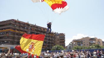 Carmen Gómez Hurtado, la primera mujer que salta con la bandera de España el Día de las Fuerzas Armadas