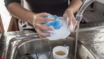 Graba a su novio lavando los platos y el vídeo arrasa: ojo a lo que hace