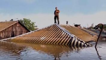 Un voluntario saxofonista toca en los tejados de la inundada Jersón