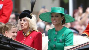 Kate Middleton y Camila, deslumbrantes con sus 'looks' verde y rojo en el 'Trooping the Colour'