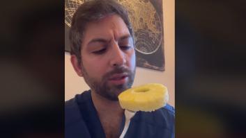 Un farmacéutico demuestra que la piña se come la superficie de la lengua y mejillas