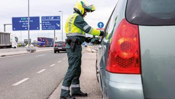 Un guardia civil de tráfico avisa sobre este objeto que muchos tienen en el espejo interior del coche