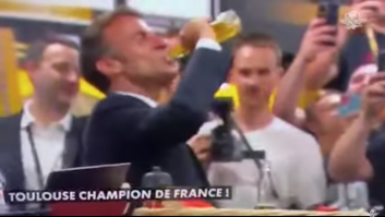 "Masculinidad tóxica": Macron se bebe una cerveza de un trago y desata la polémica en Francia