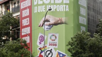 Vox, obligado a retirar la 'lona del odio' instalada en un edificio de Madrid