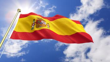 La norma que aclara dónde debe ir colocado el escudo si la bandera de España es cuadrada