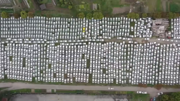 China presume de su cementerio con miles de coches eléctricos nuevos