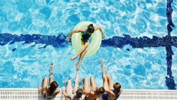 ¿Se puede prohibir el uso de la piscina comunitaria a los vecinos morosos?