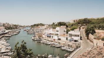 Menorca gana una guerra a los turistas ladrones de piedra