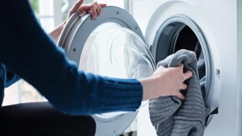 El error que cometes al meter ropa con cremallera en la lavadora te puede costar 80 euros