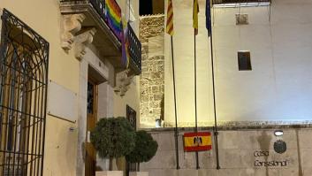 Arrancan las banderas LGTBI en un ayuntamiento valenciano y cuelgan al lado la preconstitucional