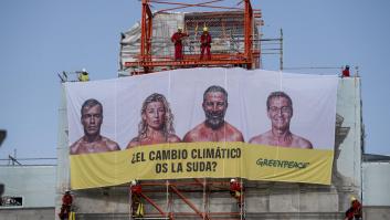 Greenpeace despliega una lona con candidatos "sudando" por el cambio climático y Yolanda Díaz responde
