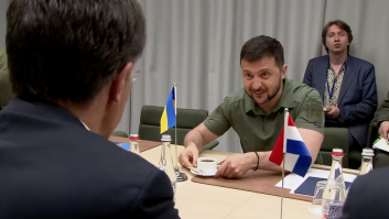 Zelenski ha tenido que pelear en la cumbre de la OTAN hasta por un café y este vídeo lo demuestra