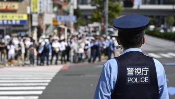 Graba cómo registran dos policías en Japón a un hombre en plena calle