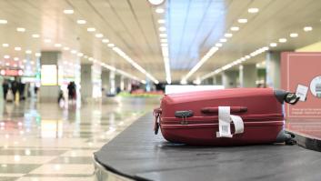 Pone una cámara secreta en su maleta y graba todo lo que pasa en un aeropuerto: no deja de verse