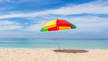 Multas de hasta 300 euros por dejar la sombrilla en la playa sin estar presente