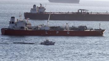 Todo lo que se sabe del vertido de petróleo en una maniobra de repostaje en la costa de Gibraltar