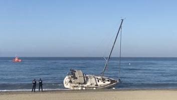 El patrón se duerme y el velero aparece varado en una playa de Almería