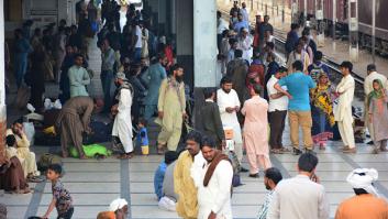 Al menos 15 muertos y decenas de heridos tras un accidente de tren en el sur de Pakistán