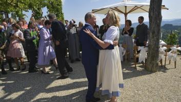 La excanciller de Austria que invitó a Putin a su boda se muda a un pueblo ruso por amenazas