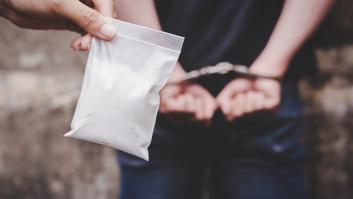 Se enfrenta a una sanción de hasta 30.000 euros por pedir a la policía de Chipiona que le sujetara una bolsa con cocaína