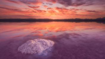 La preciosa laguna rosa española con tanta sal como el Mar Muerto