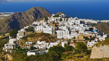 El pequeño pueblo almeriense que esconde un señor castillo en la arena de su playa vinculada a piratas