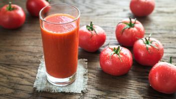 Una joven prueba el zumo de tomate por primera vez: empieza de una manera y termina de otra