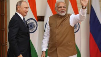 Putin se baja del avión a la India