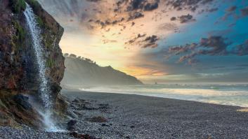 La playa ‘perdida’ española con cascada de postal directa al mar