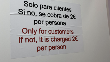 El controvertido cartel colocado en los baños de un bar de Marbella