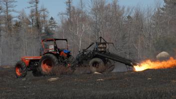 Los tractores lanzallamas plantan cara a los pesticidas y herbicidas
