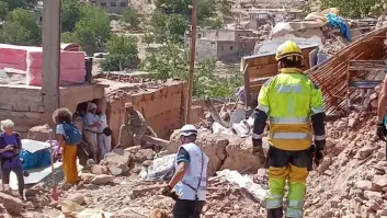 Bomberos valencianos rescatan a una niña de 9 años bajo las ruinas en Marruecos