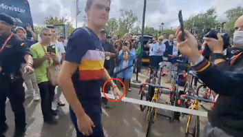 La pulsera que lleva el ganador de La Vuelta a España llama la atención de la Guardia Civil