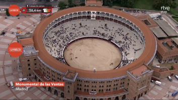 El helicóptero de La Vuelta a España pasa por la plaza de toros de Las Ventas y lo que se ve es tela