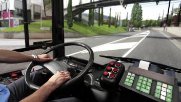 Un conductor de autobús cumple su horario de trabajo y deja a 42 pasajeros 'colgados'