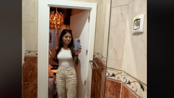 Una joven enseña la habitación que ha alquilado en el centro de Madrid: 900 euros le ha costado