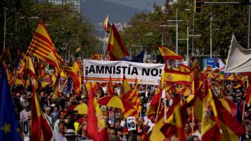 Miles de personas se concentran en Barcelona en contra de la amnistía al grito de "Sánchez, traidor"