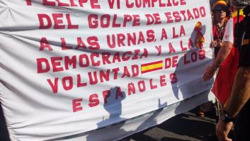 Apartan de la cabecera de la marcha contra la amnistía una pancarta con el lema "Felipe VI, cómplice del golpe de Estado"