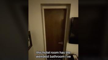 Esta habitación tiene el baño de hotel más extraño jamás visto: ojo a lo que hay detrás de la puerta
