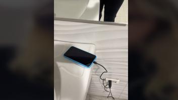 Se encuentra un móvil cargándose en un baño público y lo que hace provoca más de 3.000 comentarios