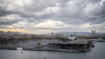 "Analizando Barcelona": una joven se sienta en un banco del puerto y opina de lo que ve