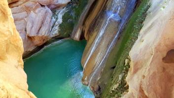 La espectacular cueva escondida con cascada de agua color Caribe