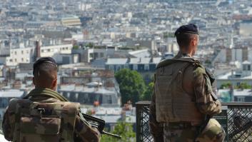 Francia, en alerta máxima: despliega 7.000 militares por alerta antiterrorista y evacúa el Louvre y Versalles
